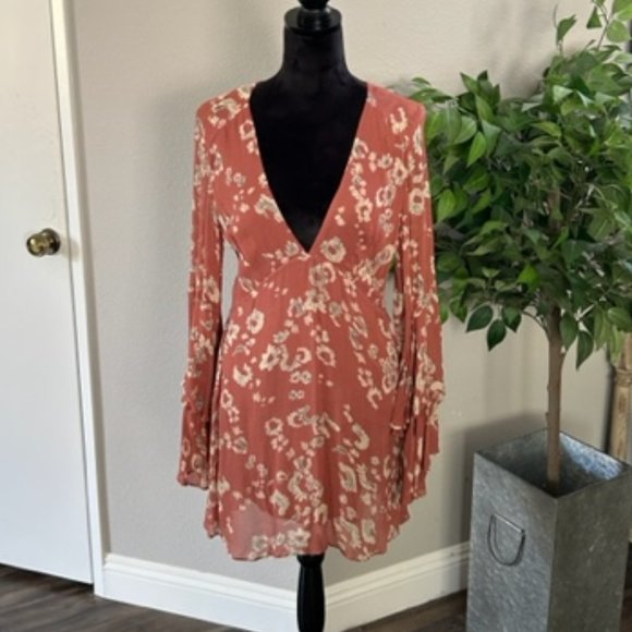 Rare Free People Rum And Ruffles Floral Bell Flutter Sleeve V Neck Mini Size 8 - Picture 1 of 6